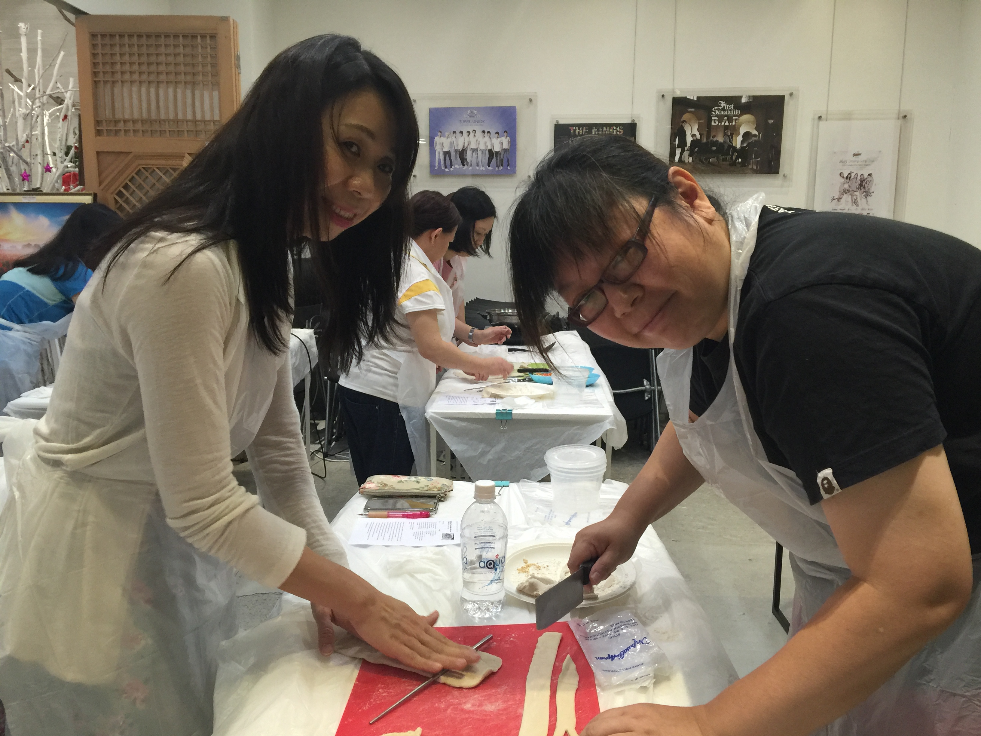 making Korean handmade noodle soup1