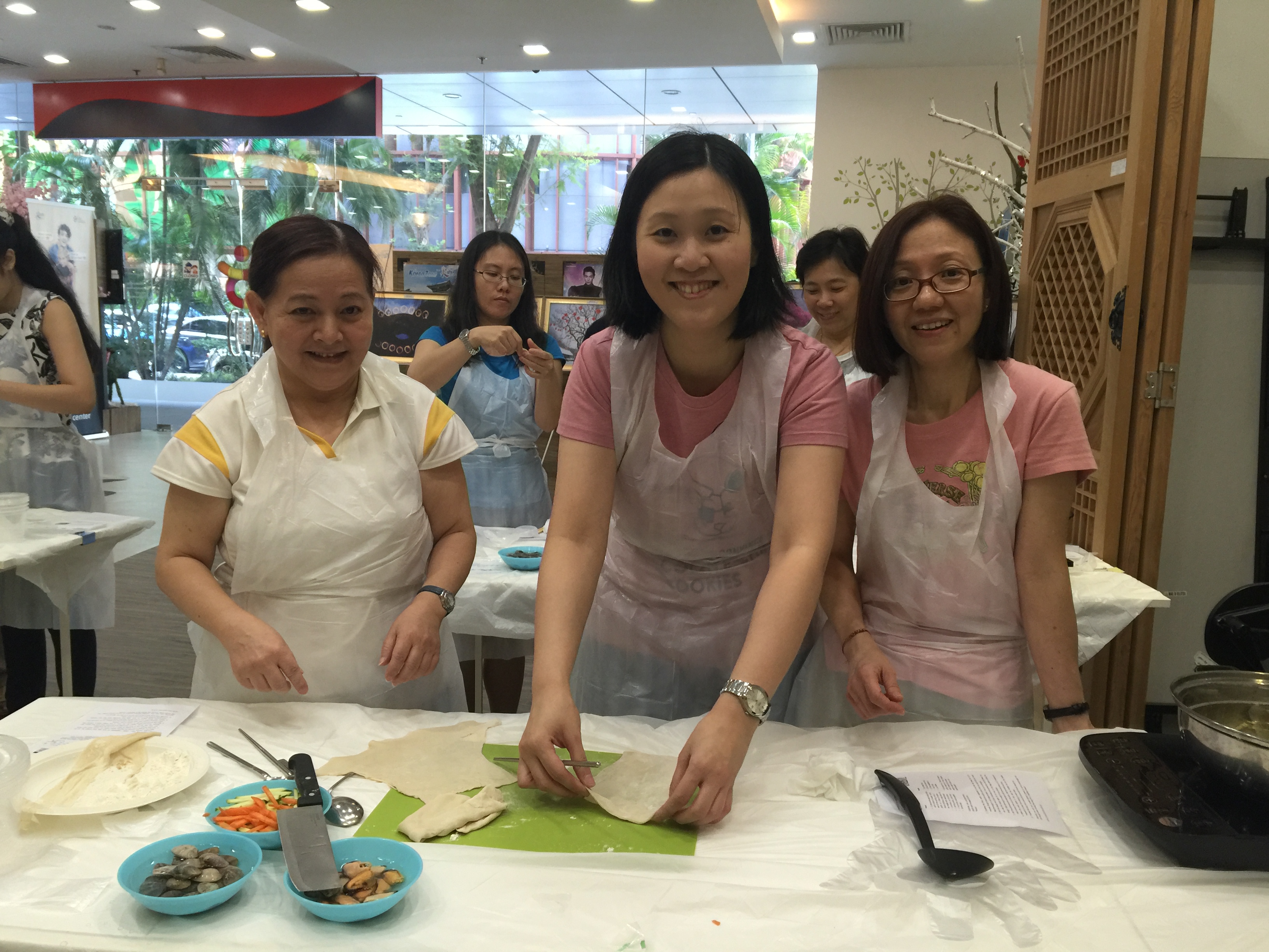 making Korean handmade noodle soup2